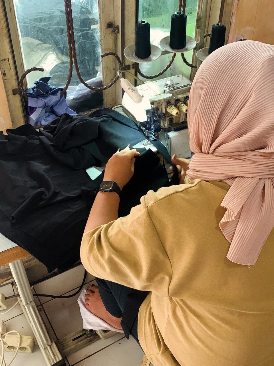 Proses jahit pakaian