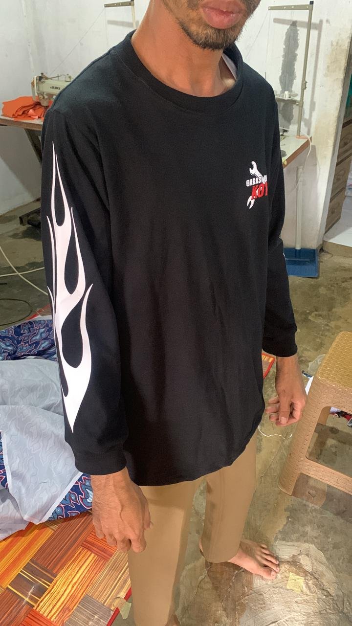 Kaos Lengan Panjang Hitam